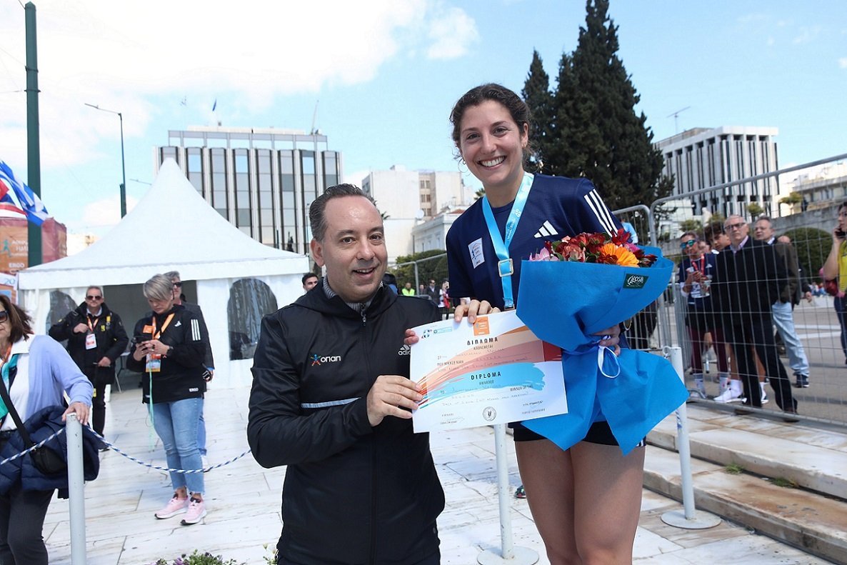 O Public & Media Relations Director του ΟΠΑΠ, Μανώλης Σταυρουλάκης, και η 2η νικήτρια του Πανελληνίου Πρωταθλήματος των 5 χλμ. Μελίσσα Αναστασάκη