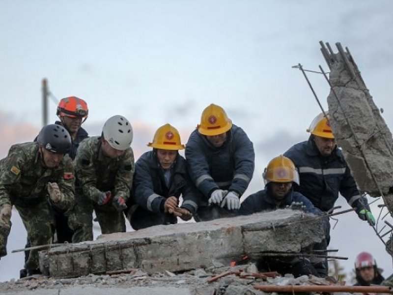 40 μέχρι τώρα οι νεκροί στην Αλβανία. Συνεχίζουν την αναζήτηση τα σωστικά συνεργεία (φωτό)