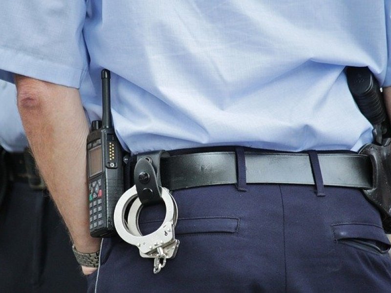 Τι το πίνεις αφου σε χαλάει; Μεθυσμένος στη Θεσσαλονίκη βγήκε στο μπαλκόνι και πετούσε αντικείμενα σε θαμώνες μπαρ