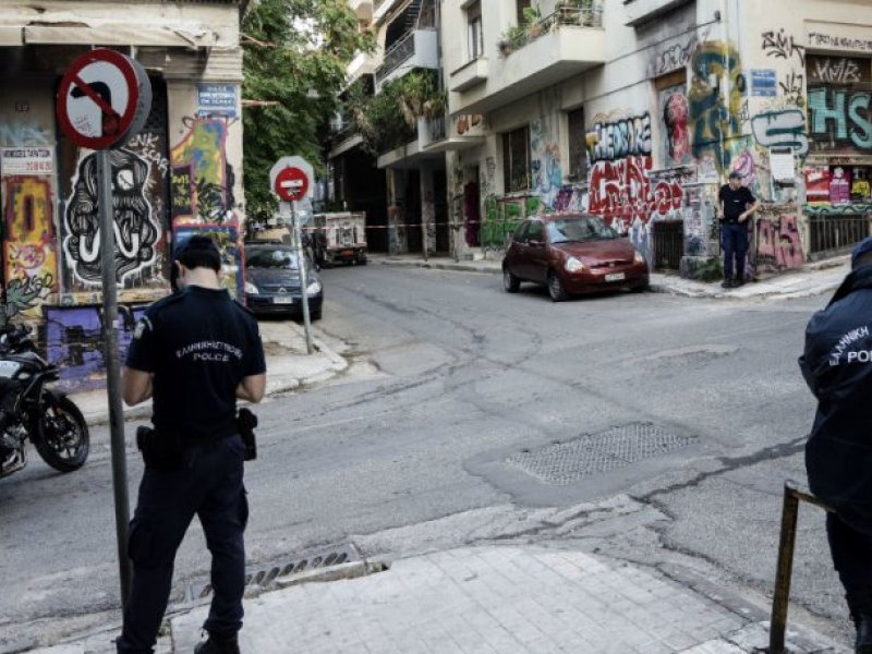 Εξάρχεια: Με βαριοπούλα γκρέμιζαν τον τοίχο (βίντεο)