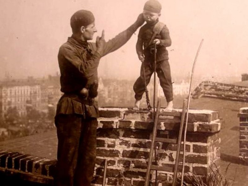 Τα Χριστούγεννα... πριν μάθει ο Άγιος Βασίλης για τις καμινάδες