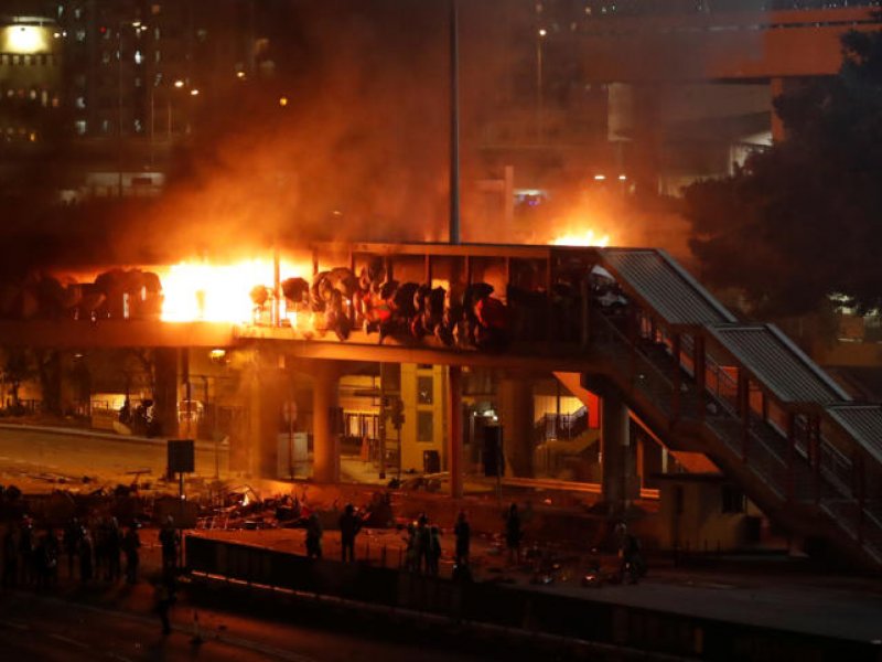 Hong Kong: πυρπολήθηκε η είσοδος του Πολυτεχνείου