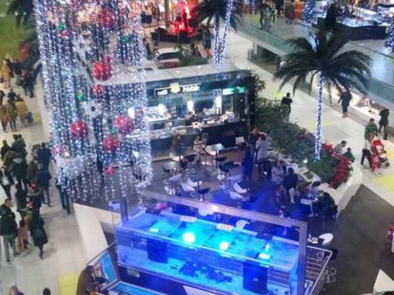 Τι ώρα κλείνουν καταστήματα και τράπεζες την παραμονή Πρωτοχρονιάς