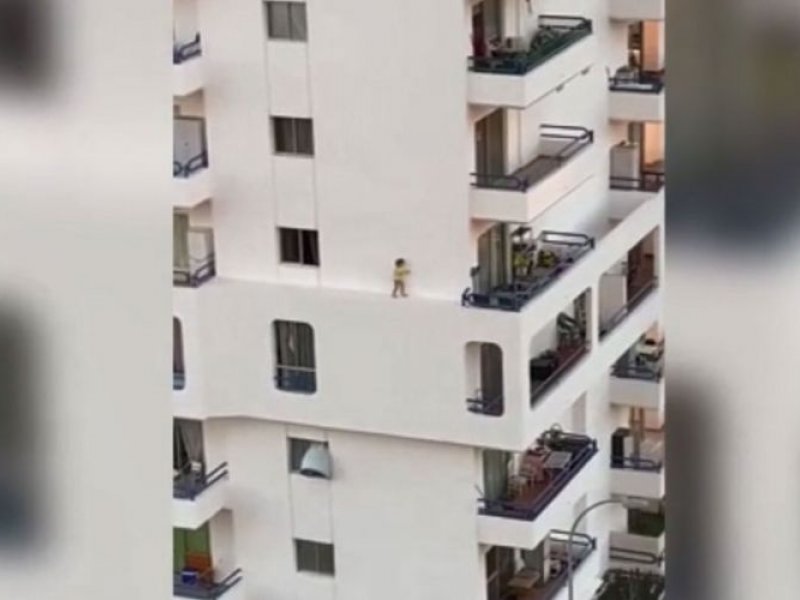 Koριτσάκι κάνει βόλτες στο περβάζι του τέταρτου ορόφου (video)