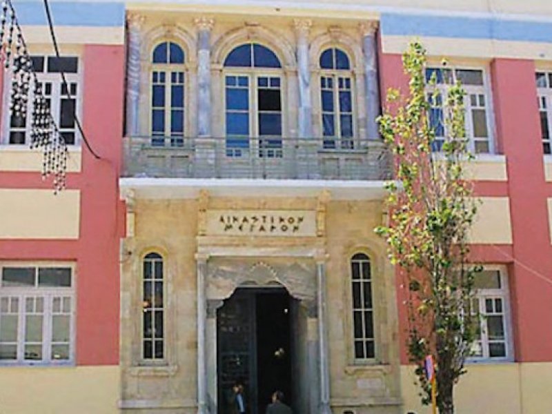 Ηράκλειο: Γιος, μητέρα και αδελφή κρατούσαν με τη βία 25χρονη και την εξέδιδαν