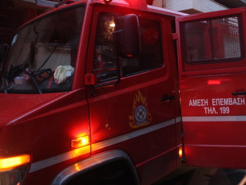 Mεγάλη φωτιά στο κέντρο του Πειραιά