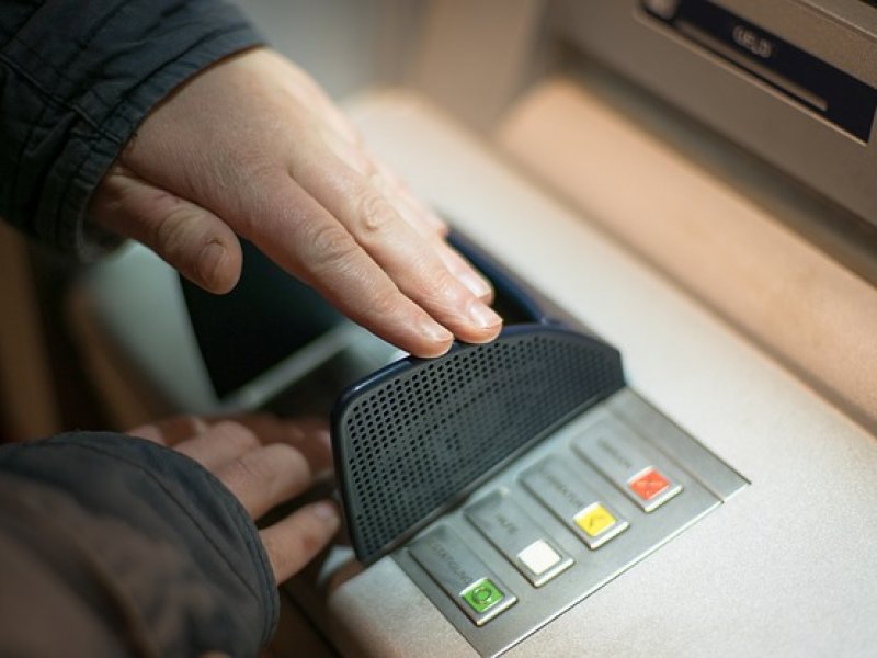 Τράπεζα επέστρεψε χρήματα σε 76χρονη που εκλάπησαν μέσω ΑΤΜ
