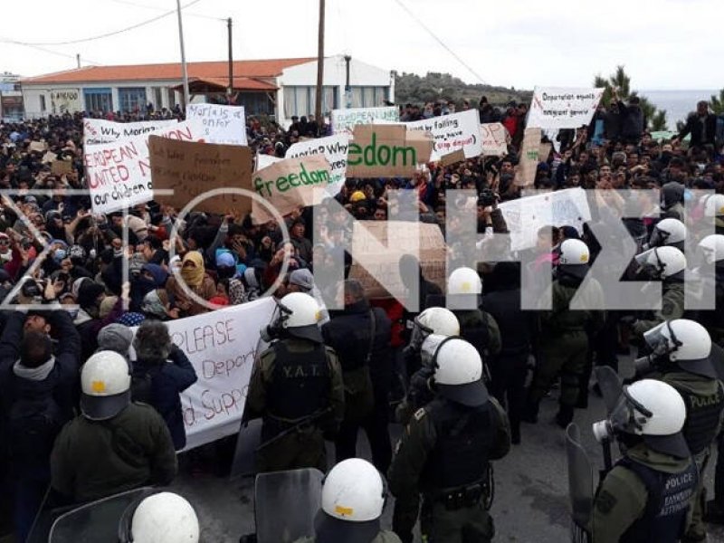 Μετανάστρια(;) στη Λέσβο πήγε να αρπάξει το όπλο αστυνομικού (βίντεο)