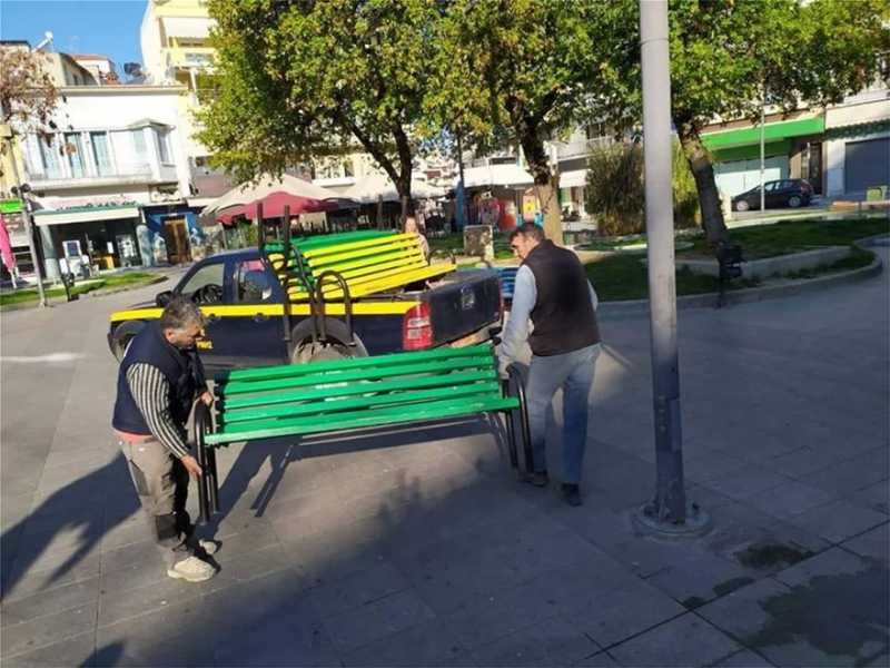 Ξήλωσαν όλα τα παγκάκια στη Κατερίνη, για να μην κάθονται οι ηλικιωμένοι