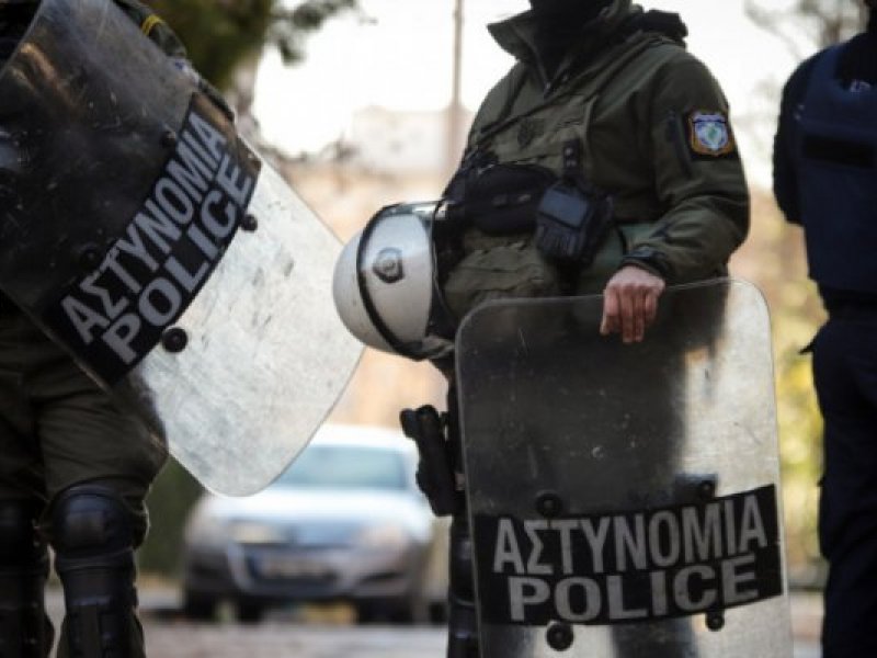 Περίεργη εμπλοκή αστυνομικών σε επεισόδιο επιχειρηματία σε τράπεζα στο Κολωνάκι