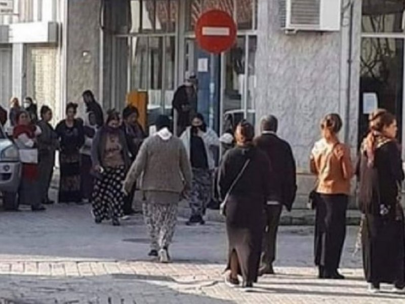 Ουρές Ρομά στα ΕΛ.ΤΑ Ζεφυρίου