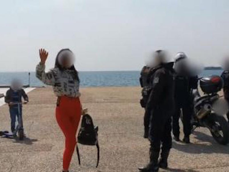 Θεσσαλονίκη: Να κάτσουν σπίτι τους γιατί είναι κότες! Επίθεση για το κιγκλίδωμα (video)