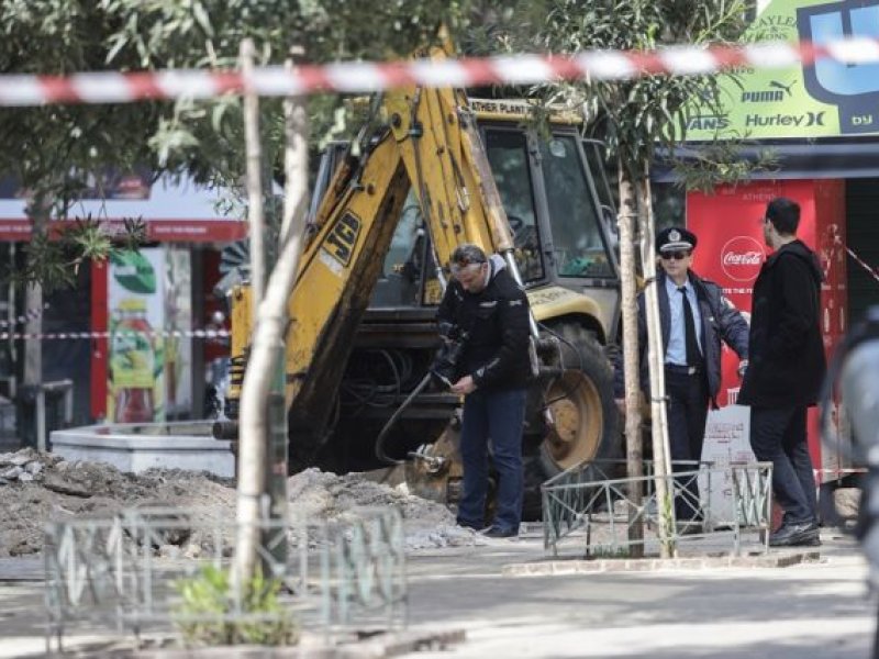 Η οβίδα στο Σύνταγμα και η βίδα του τρόμου