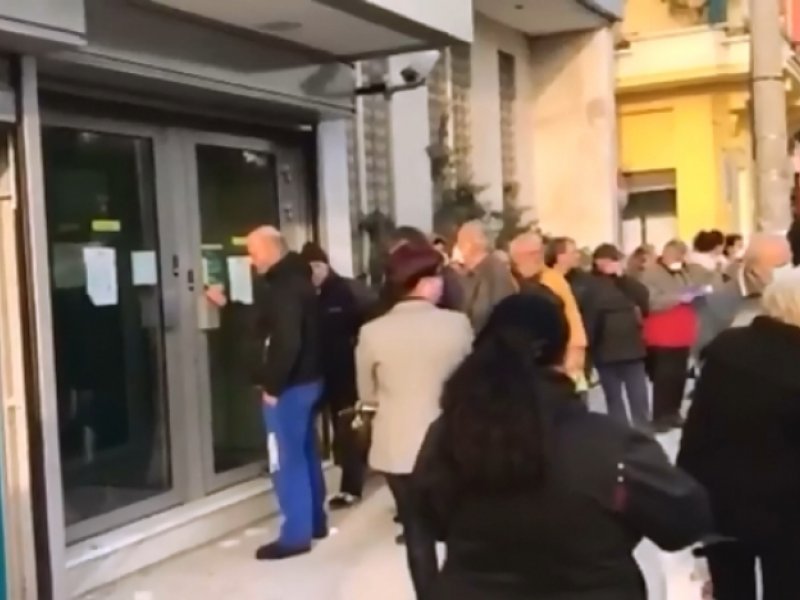 Απίστευτες ουρές και συνωστισμός ηλικιωμένων σε τράπεζες