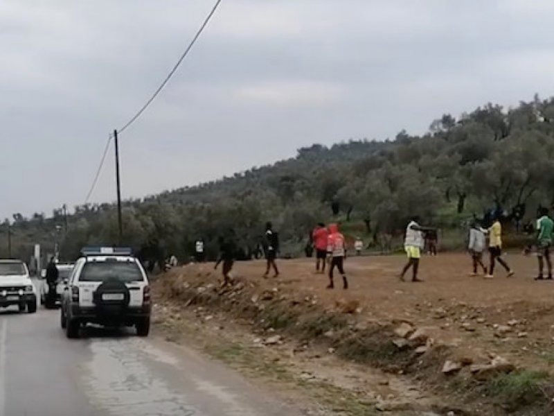 Μόρια: Προκλητική συμπεριφορά μεταναστών που συγκεντρώθηκαν για να παίξουν... ποδόσφαιρο! (video)