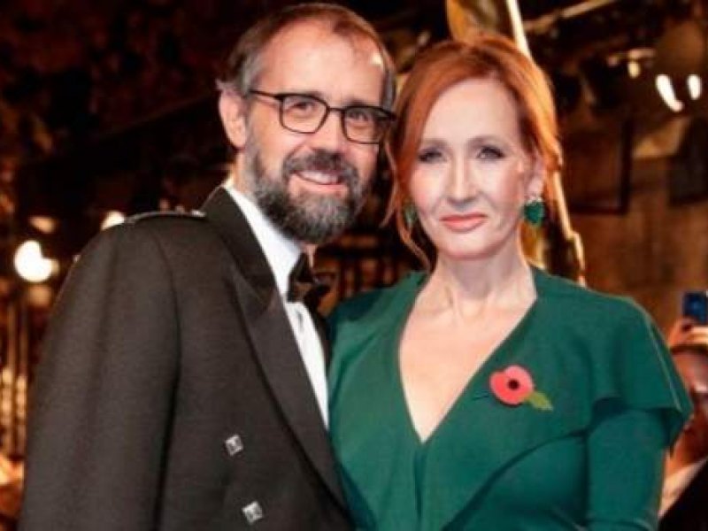 Hσυγγραφέας του Harry Potter συμβουλεύει να δούμε το video του Queen's Hospital για την ανακούφιση των συμπτωμάτων κορονοϊού