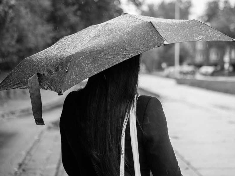 Καιρός... για ομπρελίτσα: Συννεφιά, βροχές και πτώση της θερμοκρασίας σήμερα Τρίτη