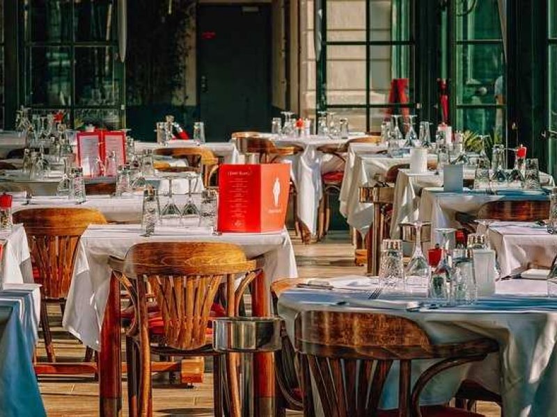 Στο 50% η πληρότητα στην εστίαση στις «κόκκινες» περιοχές - Νέα αυστηρότερα μέτρα από αύριο