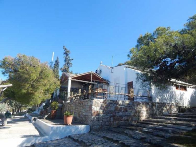 Περίπου 150 πιστοί «ταμπουρώθηκαν» σε εκκλησία στην Ηλιούπολη - Έκρυθμη η κατάσταση