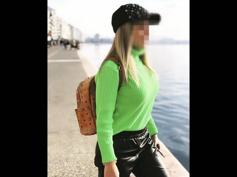 Κάμερα κατέγραψε τη δράστρια λεπτά πριν την επίθεση με βιτριόλι