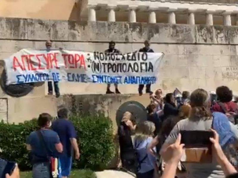 Μέχρι να μάθω προστακτική, βγάλε την κάμερα απ' την τάξη