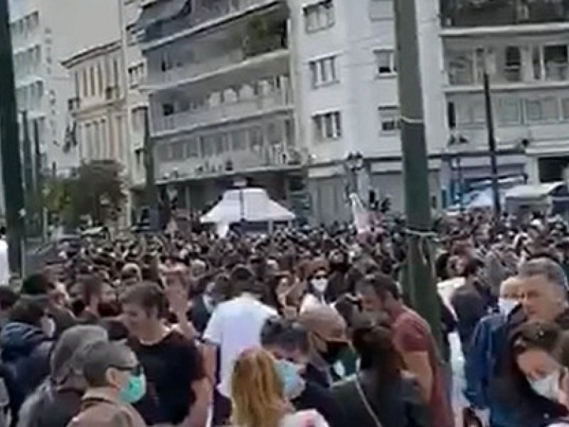 Βουλή: Συγκέντρωση καλλιτεχνών χωρίς αποστάσεις ασφαλείας (βίντεο + φωτό)