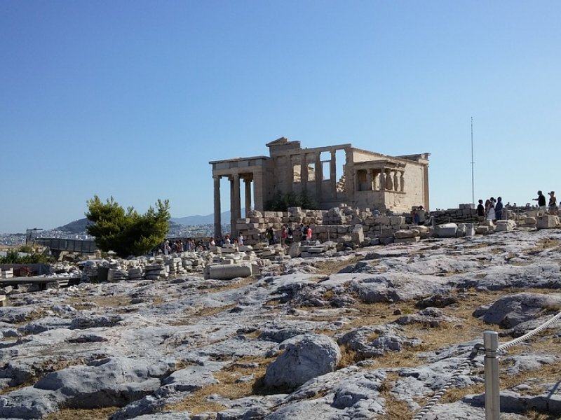 Ανησυχία για εισερχόμενα κρούσματα από τον τουρισμό – Διαφωνούν οι επιστήμονες