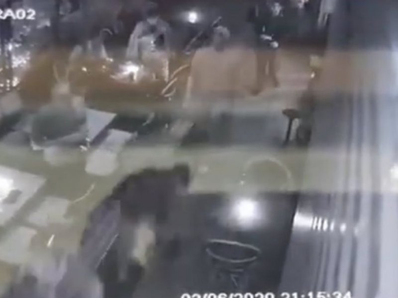 VIDEO από τα επεισόδια στο Κολωνάκι - Ο κόσμος έφευγε από τις καφετέριες