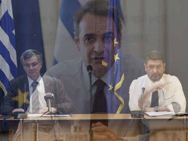 Έκτακτη τηλεδιάσκεψη Μητσοτάκη με Τσιόδρα και Χαρδαλιά