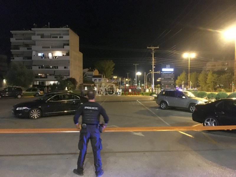 Μαφιόζικη επίθεση στη Βούλα: Πυροβολισμοί έξω από φούρνο - Ποιος είναι ο τραυματίας
