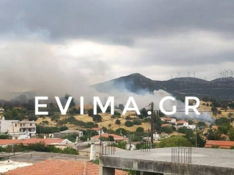 Σαν να μην έφτανε η θεομηνία... Φωτιά στον οικισμό Ζαράκων στην Εύβοια