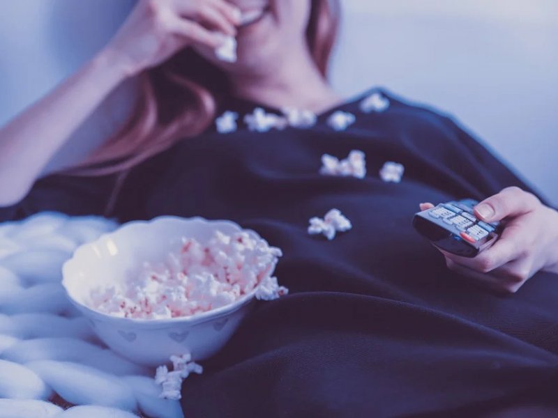 Η πολύωρη παρακολούθηση τηλεόρασης είναι πιο επιβλαβής από την πολύωρη εργασία