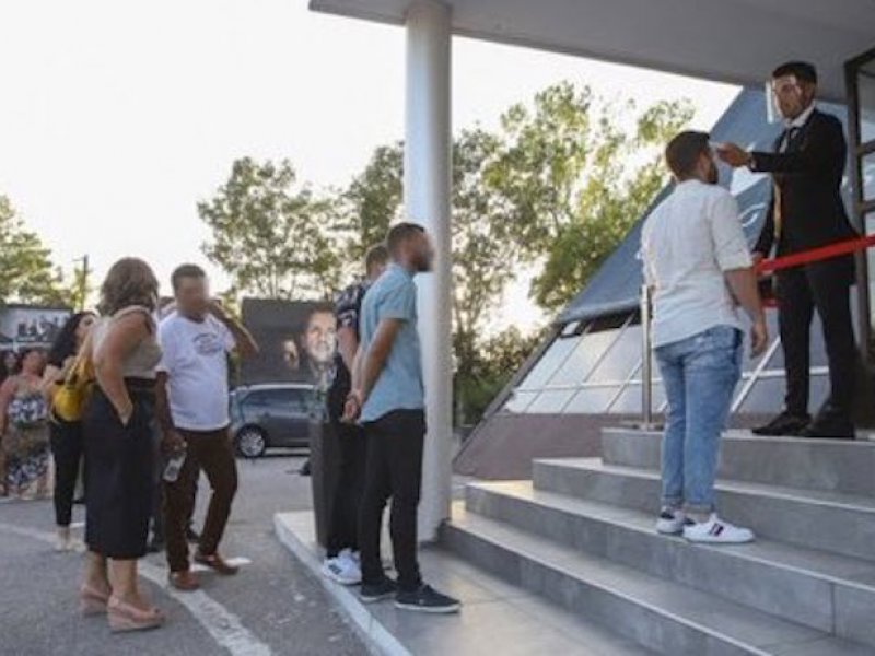 Βρε, δε πα να κουρεύεται ο coronavirus: Oυρές και θερμομέτρηση έξω από το μαγαζί όπου τραγουδάει ο Νίκος Βέρτης (video)