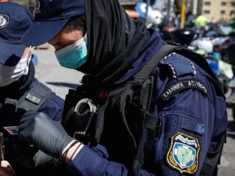 Ανησυχία σε ΕΛΑΣ και Πυροσβεστική:  32 αστυνομικοί θετικοί στον ιό