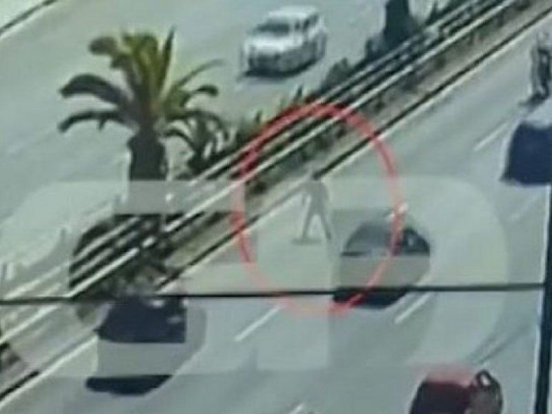 Σοκαριστικές εικόνες από τροχαίο με πεζό που επιχείρησε να διασχίσει τρέχοντας τη Λ. Συγγρού  (video)
