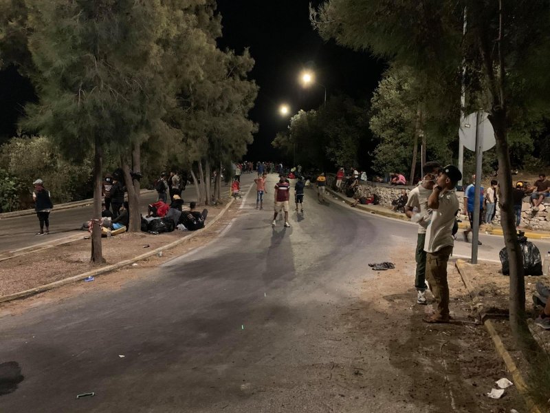 Διαδήλωση μεταναστών στη Μόρια - Στα μέσα της εβδομάδας η εγκατάστασή τους στο νέο προσωρινό ΚΥΤ