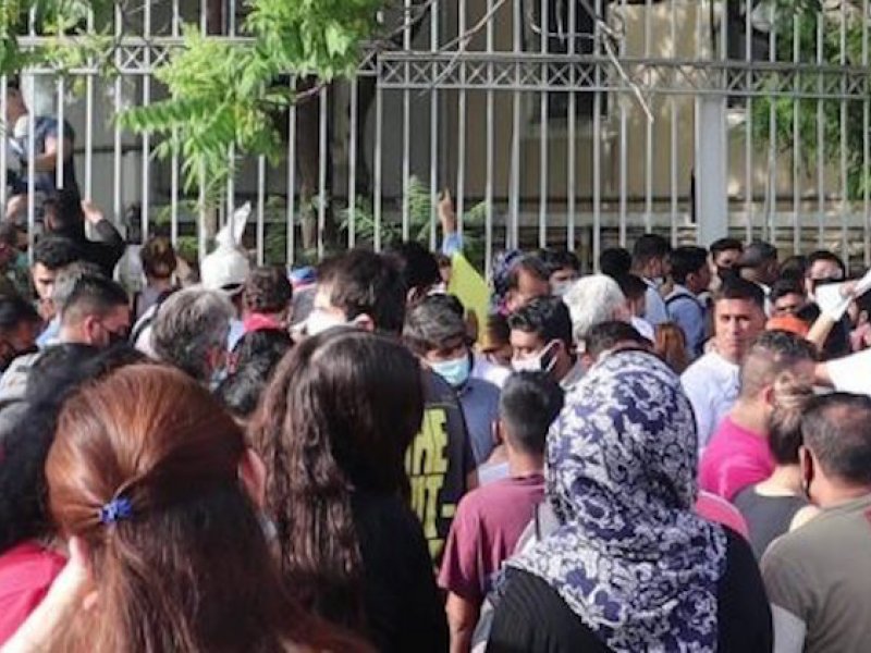 Ουρές και συνωστισμός έξω από τις υπηρεσίες ασύλου