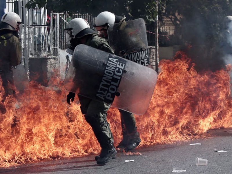 'Αντε πάλι με τις μολότοφ έξω από το Εφετείο