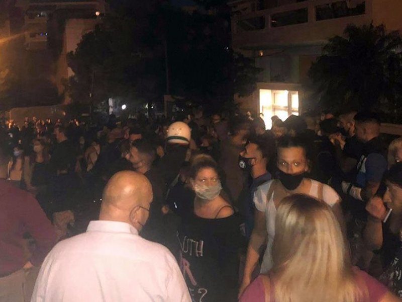 Συγκέντρωση με πανό και συνθήματα έξω από το σπίτι του καθηγητή που μαχαίρωσε τον σκύλο