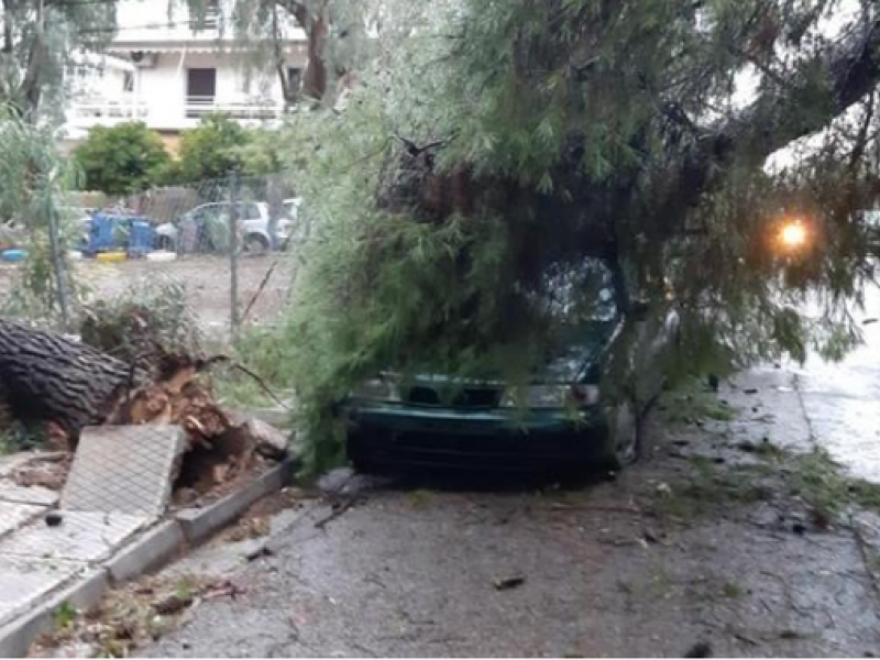 Σοβαρά προβλήματα στην Αττική από την κακοκαιρία - Δρόμοι ποτάμια, ξηλώθηκαν κεραμίδια και ηλιακοί θερμοσίφωνες