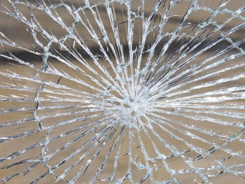 Επιθέσεις με βαριοπούλες σε πέντε τράπεζες στην Αττική
