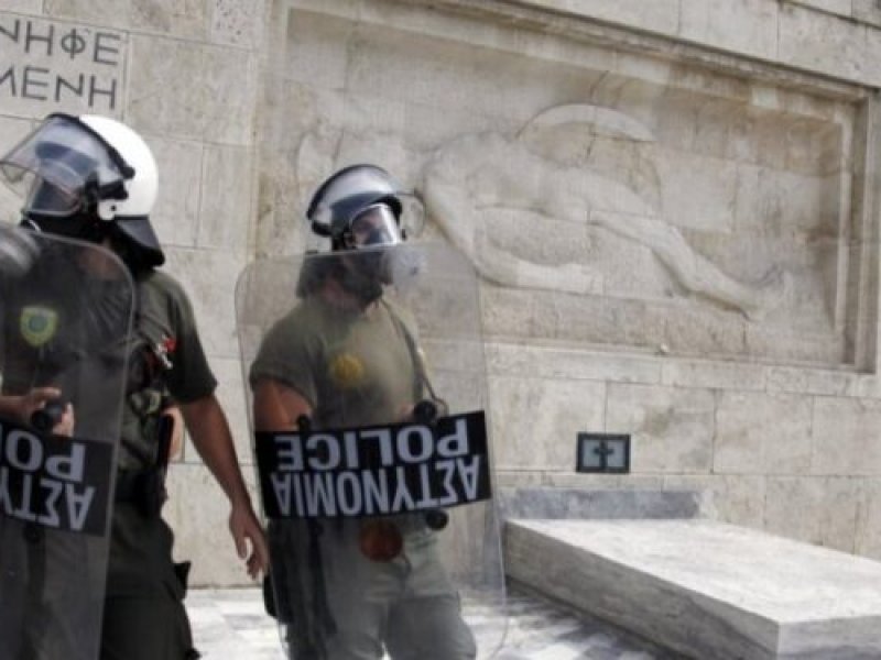 Ένταση και 7 προσαγωγές στο Σύνταγμα - Ομάδα ατόμων επιχείρησε να καταθέσει στεφάνι στον Άγνωστο Στρατιώτη χωρίς μάσκα