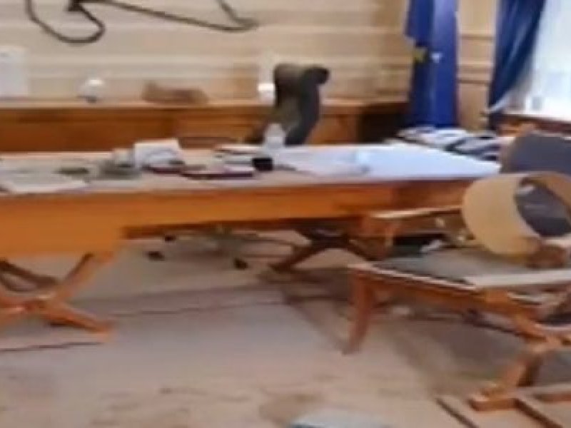 Επίθεση κουκουλοφόρων στο γραφείο του πρύτανη του Ο.Π.Α