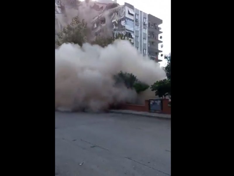 Βίντεο: Η στιγμή που τεράστια πολυκατοικία στην Τουρκία γκρεμίζεται λόγω του σεισμού