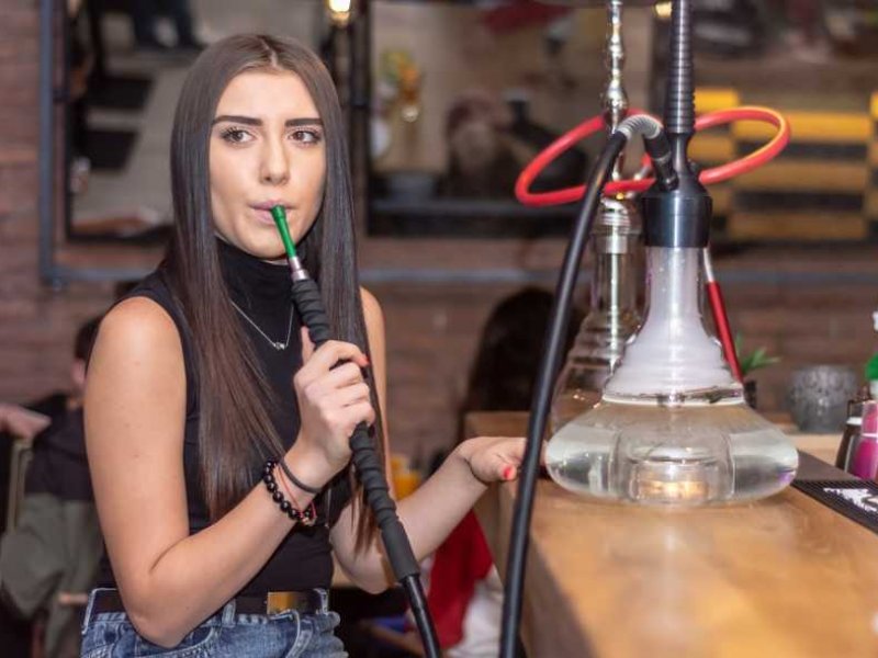 Kαταρρίπτεται o μύθος ότι το κάπνισμα ναργιλέ είναι λιγότερο επιβλαβές