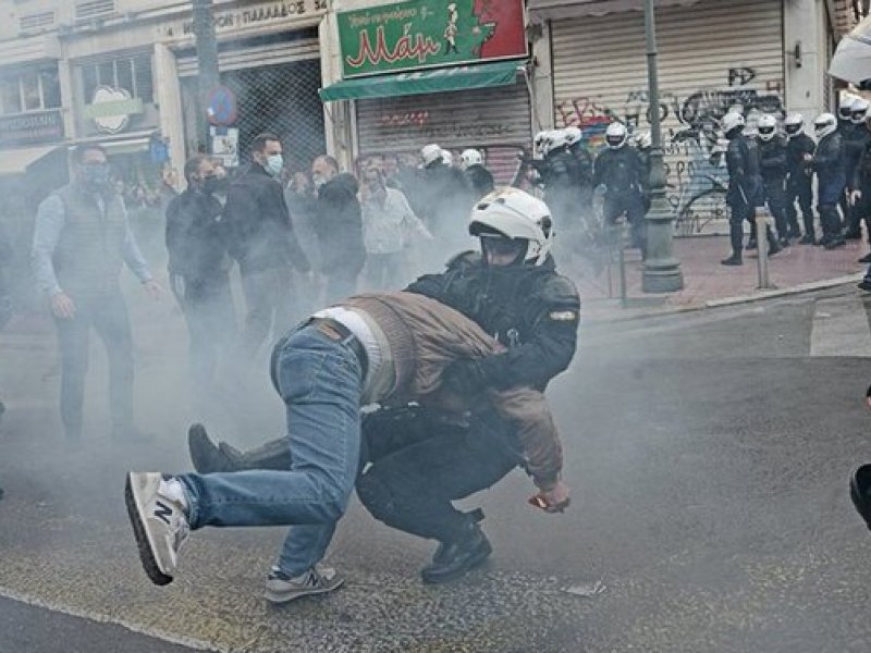 Πολυτεχνείο 2020: Ελληνορωμαϊκή πάλη και... κατά τ' άλλα κρατάμε τις αποστάσεις (video & pics)