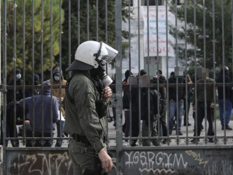 Εκκενώνεται αυτή τη στιγμή ο χώρος του Πολυτεχνείου