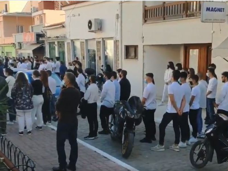 Σάμος: Στα λευκά όλα τα παιδιά στο τελευταίο αντίο στην Κλαίρη και τον Άρη