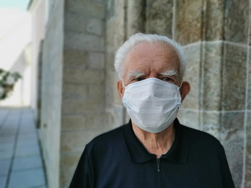 Μελέτη: Η χρήση μη χειρουργικής μάσκας δεν μειώνει το οξυγόνo στους ηλικιωμένους