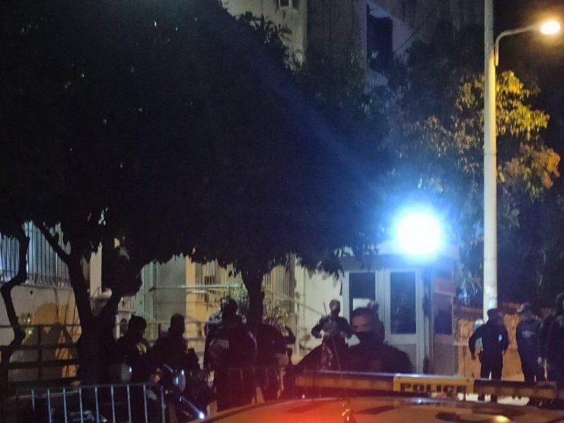 Επίθεση στο ΑΤ Κολωνού -Τραυματίστηκαν δύο αστυνομικοί